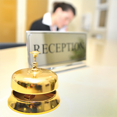 Foto di un receptionist alla reception