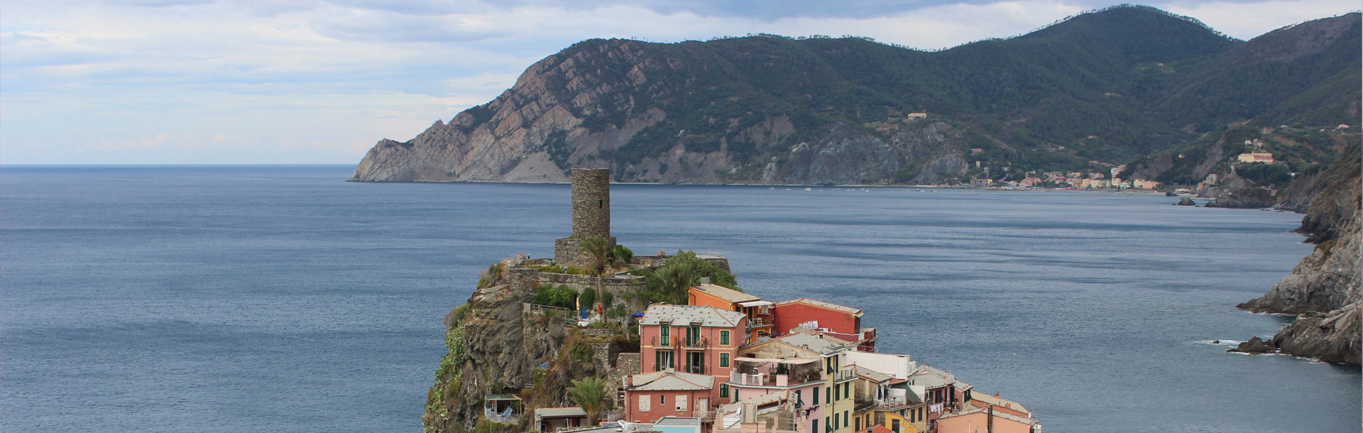 3 immagini che rappresentano Portofino, Deiva Marina e le Cinque Terre con le loro spiagge