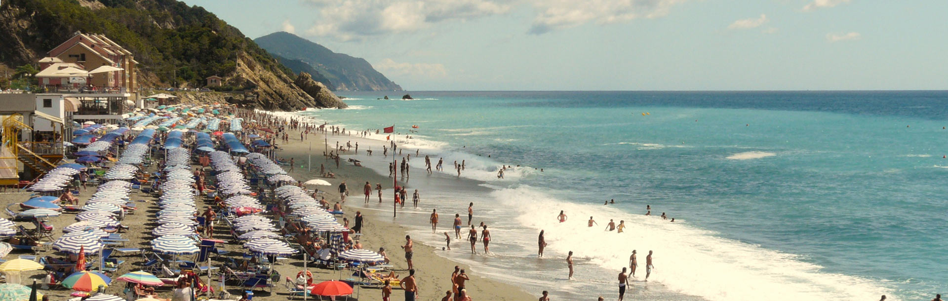 3 immagini che rappresentano Portofino, Deiva Marina e le Cinque Terre con le loro spiagge